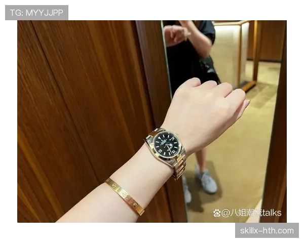 龚翔宇街拍笑得像邻家，手腕那只劳力士一闪——我还没回过神